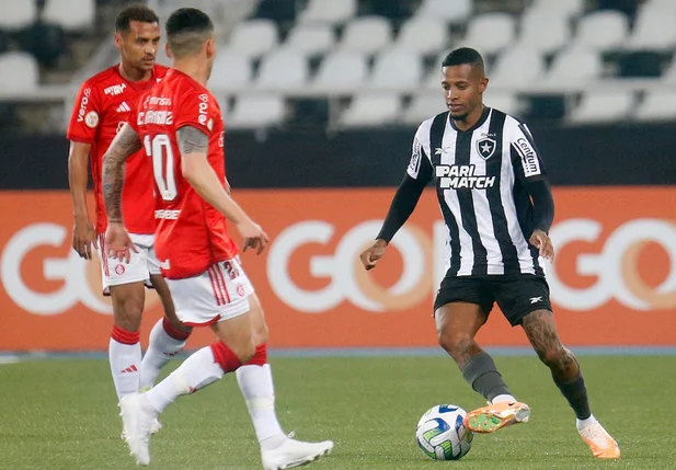 Botafogo leva susto, mas vira sobre Inter e se isola na liderança