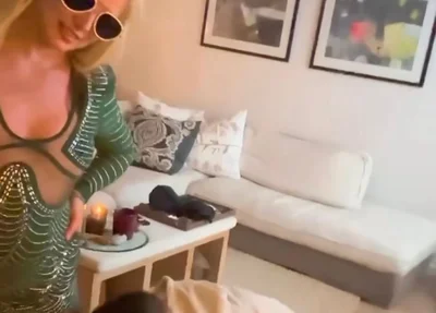 Britney Spears é lambida em vídeo