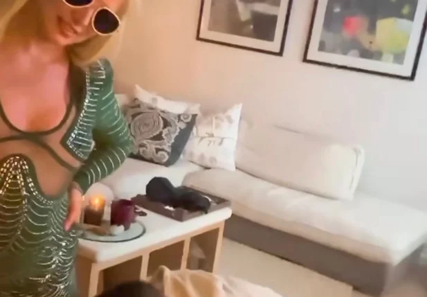 Britney Spears é lambida em vídeo