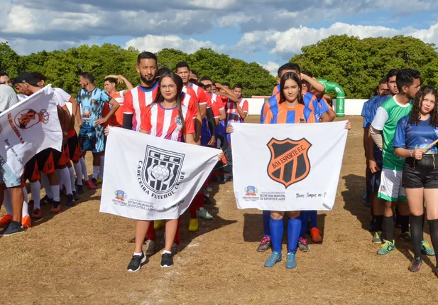 Cada equipe foi acompanhada por suas respectivas representantes femininas