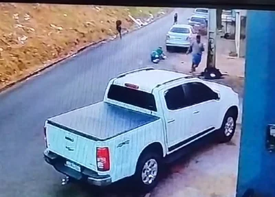Câmera flagra bandido atirando contra empresário em Picos