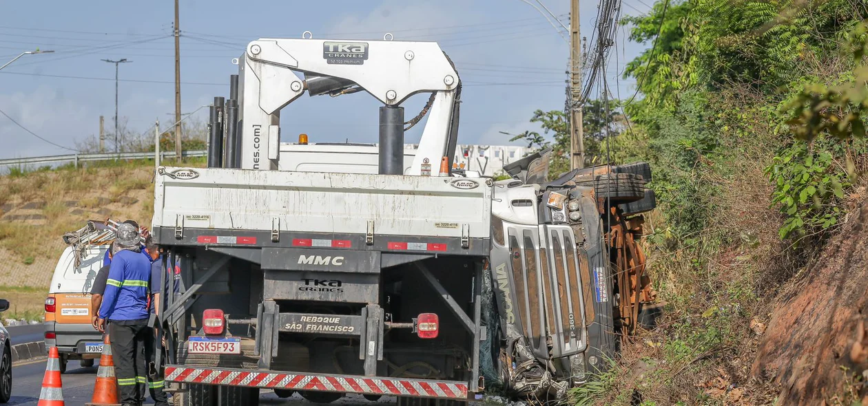 Caminhão munck foi acionado para remover o veículo do local