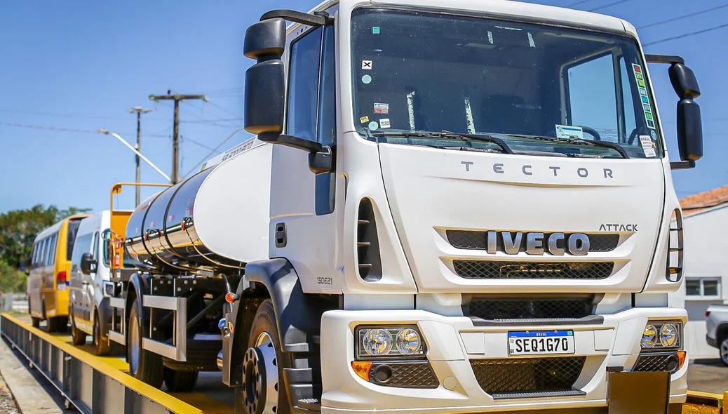 Caminhões novos para fazer o s transporte do asfalto produzido