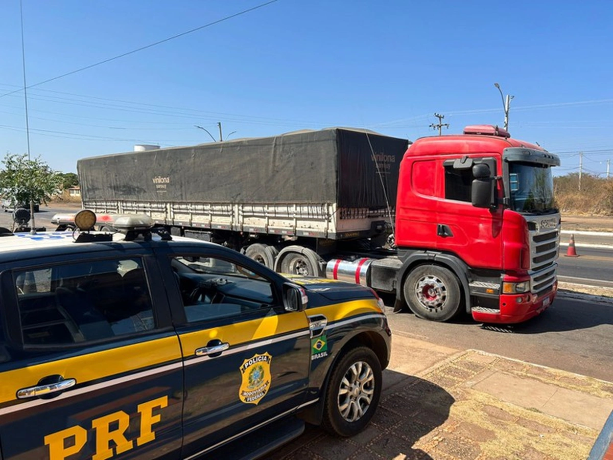 Caminhoneiro foi abordado após realizar manobras perigosas pela rodovia