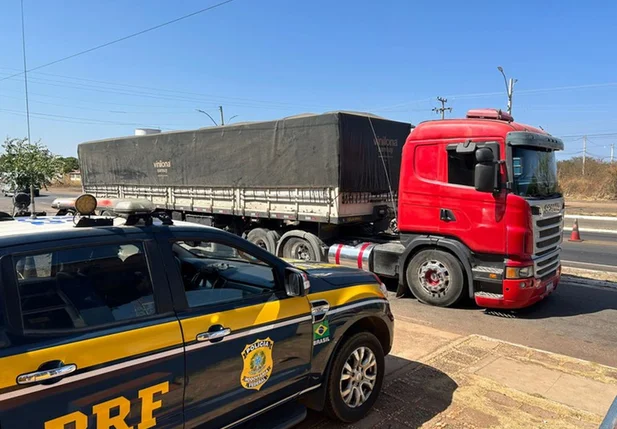 Caminhoneiro foi abordado após realizar manobras perigosas pela rodovia