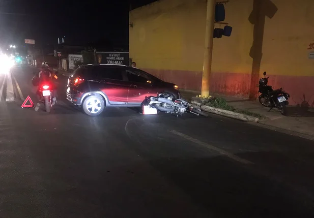 Carro bateu em motocicleta ao tentar realizar manobra