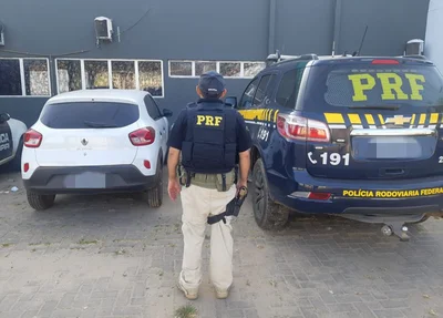 Carro com restrição de roubo recuperado pela PRF em Piripiri