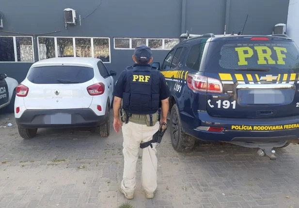 Carro com restrição de roubo recuperado pela PRF em Piripiri