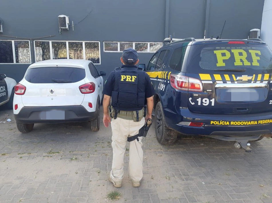 Carro com restrição de roubo recuperado pela PRF em Piripiri