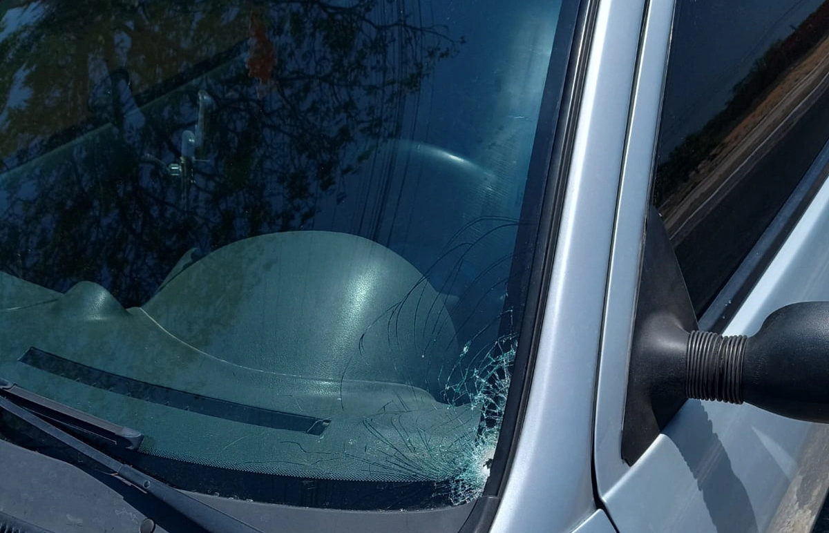 Carro da vítima com marcas de tiros
