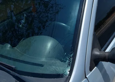 Carro da vítima com marcas de tiros