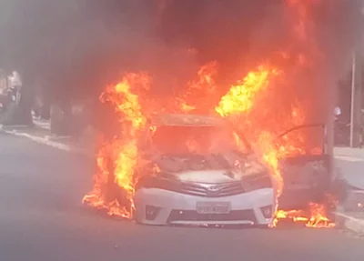 Carro ficou totalmente destruído