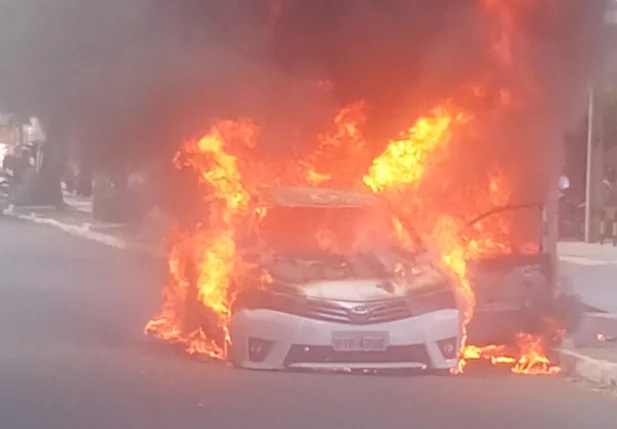 Carro ficou totalmente destruído