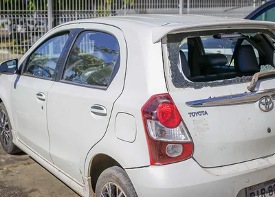 Carro onde o assaltante foi encontrado morto na Estrada da Alegria, zona sul de Teresina