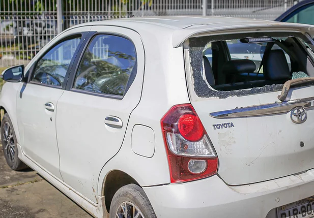 Carro onde o assaltante foi encontrado morto na Estrada da Alegria, zona sul de Teresina