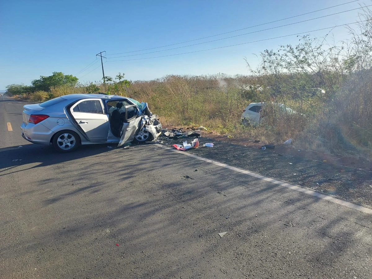 Colisão frontal entre carros deixas duas pessoas mortas na BR 316 em Valença do Piauí