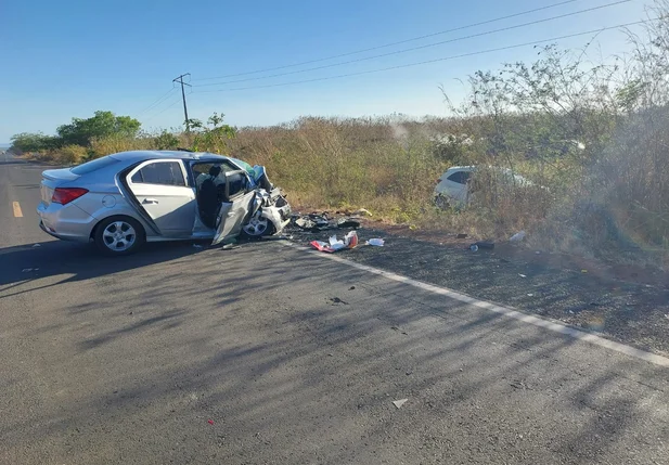 Colisão frontal entre carros deixas duas pessoas mortas na BR 316 em Valença do Piauí