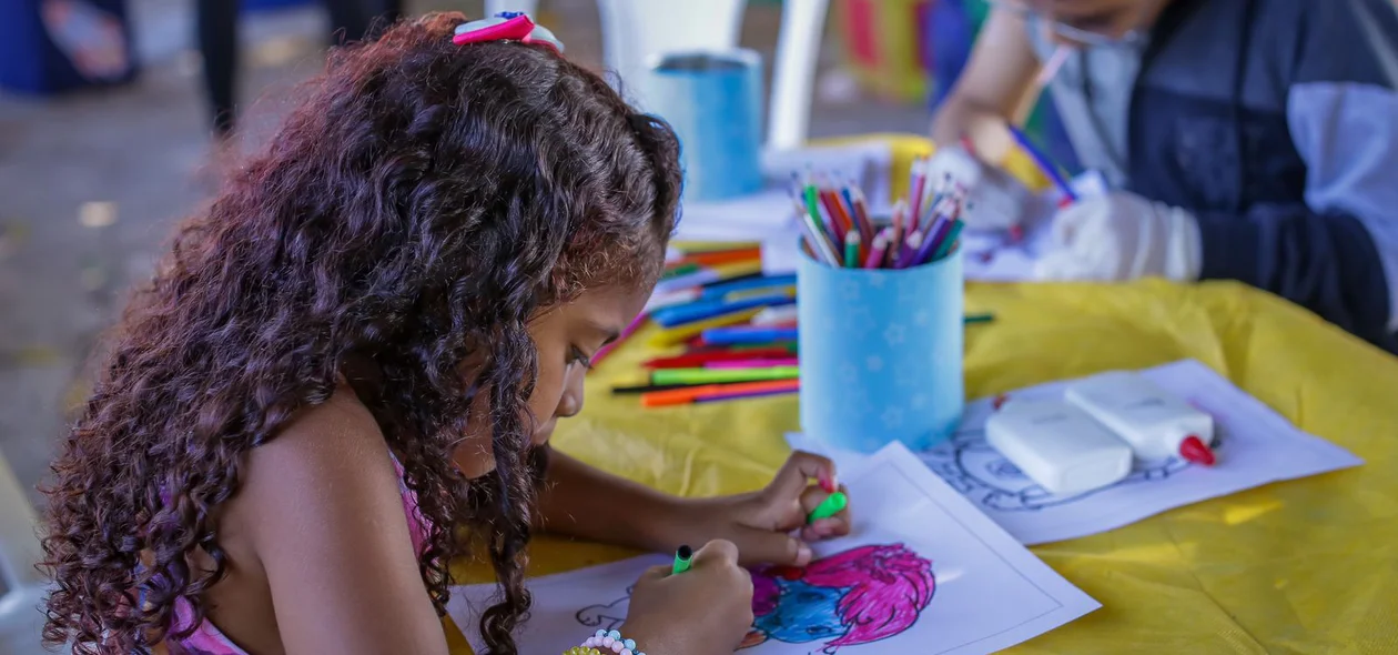 Crianças fazendo pinturas