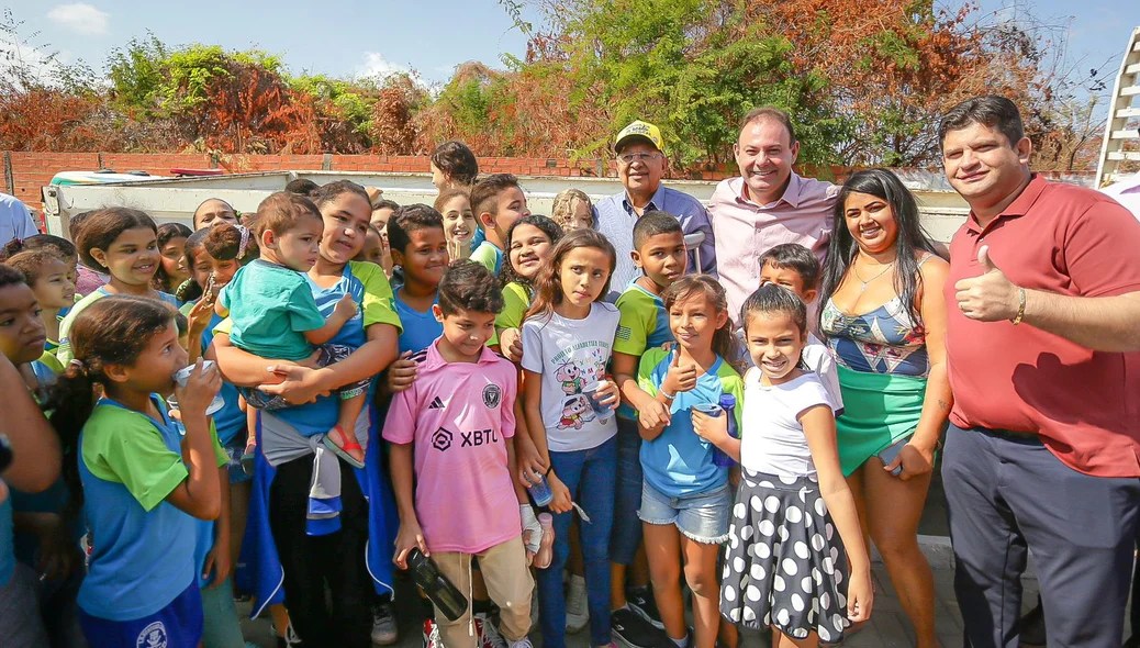 Crianças presentes na inauguração