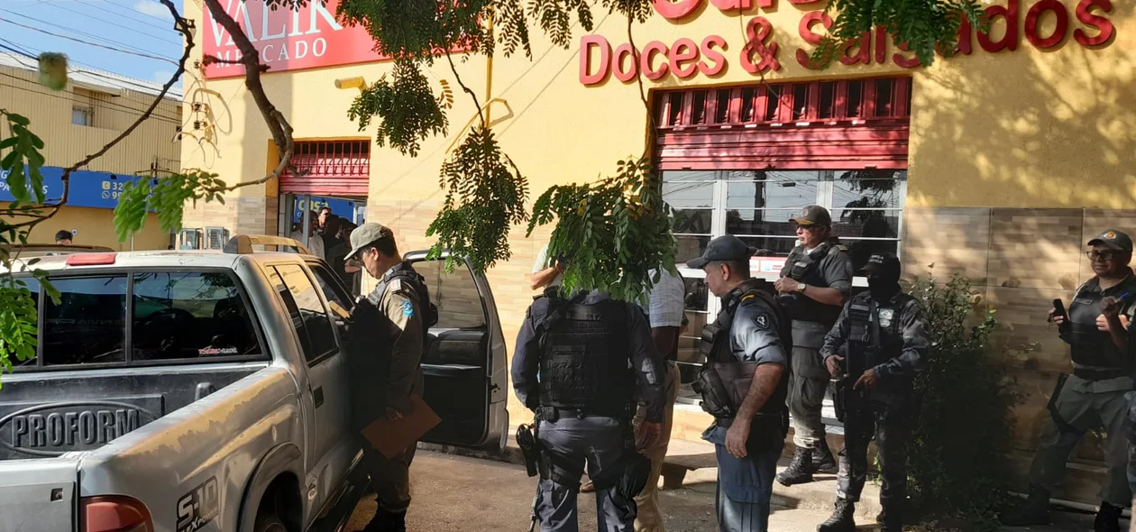 Crime chamou atenção de curiosos e a PM foi acionada