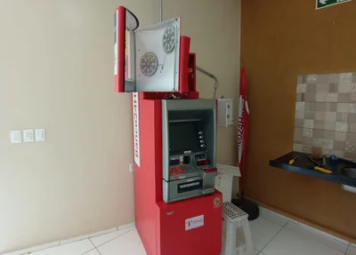 Criminosos arrombam caixa eletrônico em farmácia