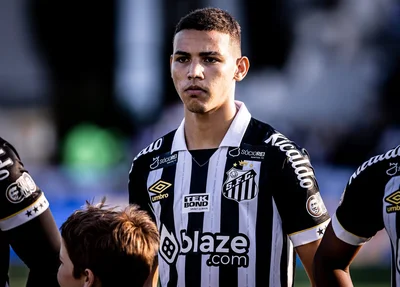 Deivid Washington na partida diante do Vasco
