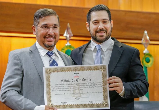 Deputado Felipe Sampaio entrega título de cidadania a médico Rodrigo Valença