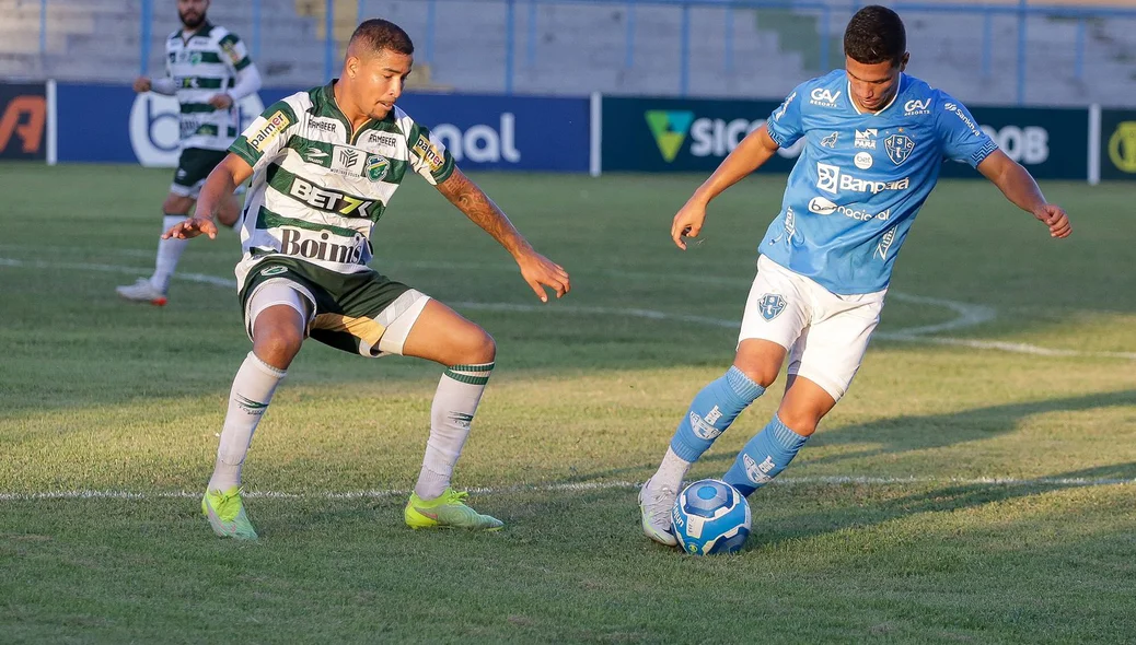 Disputa de bola entre os jogadores do Altos e Paysandu