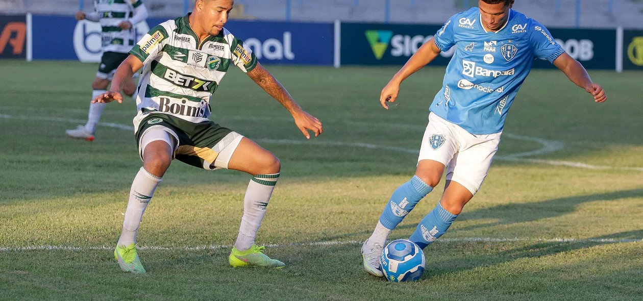 Disputa de bola entre os jogadores do Altos e Paysandu