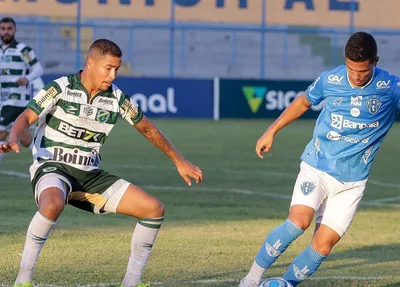 Disputa de bola no jogo entre Altos x Paysandu