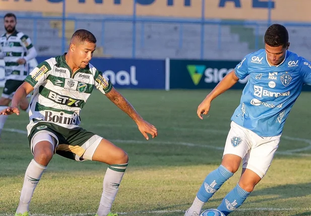 Disputa de bola no jogo entre Altos x Paysandu