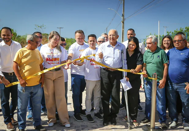 Dr. Pessoa entrega obras de pavimentação de ruas na zona sudeste