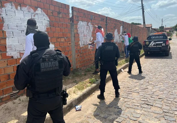 Draco remove de pichações de facções criminosas no Alto da Ressureição