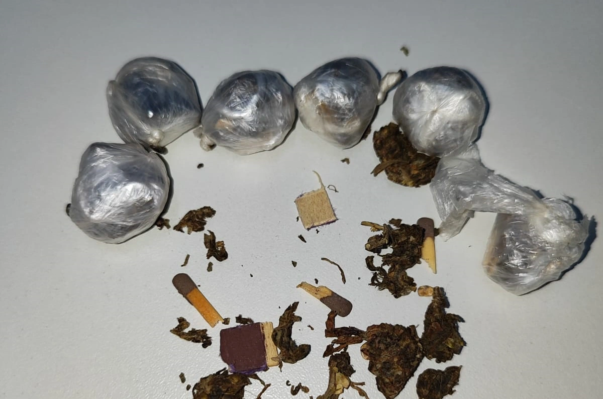 Droga apreendida em posse da mulher que visitava o presídio