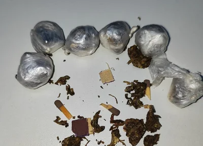 Droga apreendida em posse da mulher que visitava o presídio