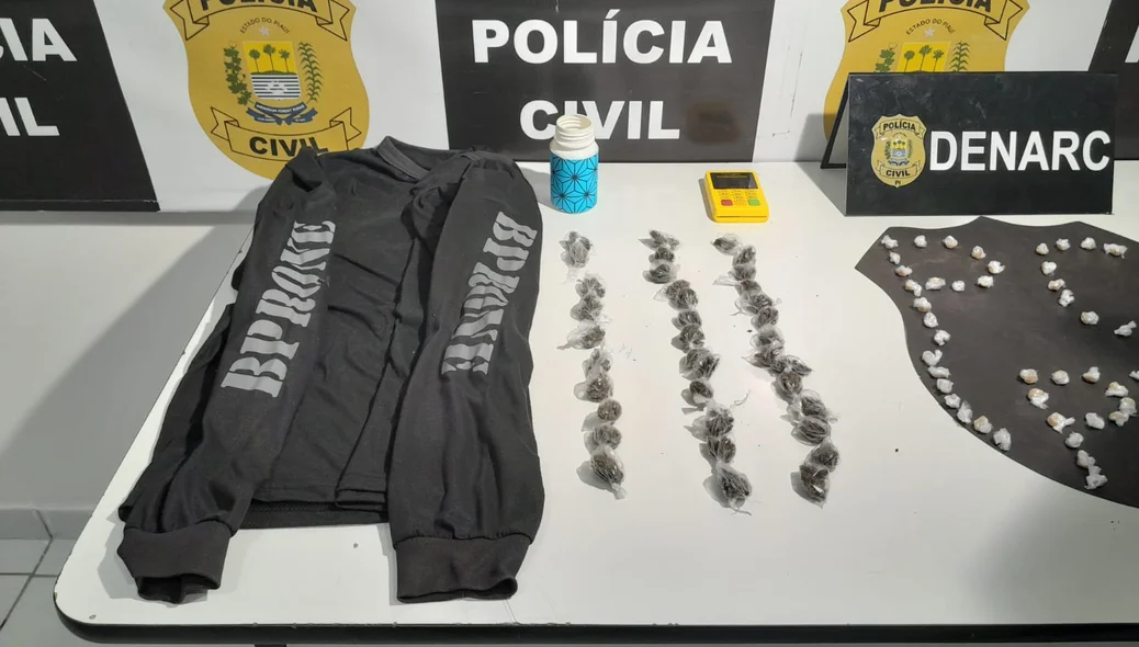 Entre os itens apreendidos, uma camisa do BPRONE e uma máquina de cartão, que estavam em posse de um dos presos.