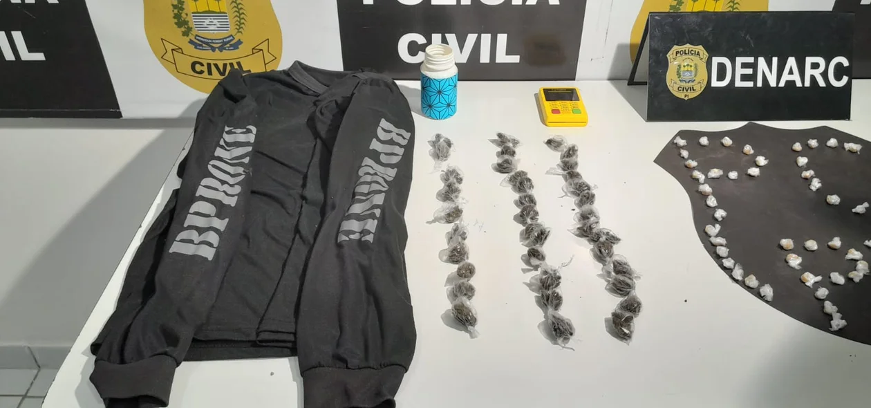 Entre os itens apreendidos, uma camisa do BPRONE e uma máquina de cartão, que estavam em posse de um dos presos.