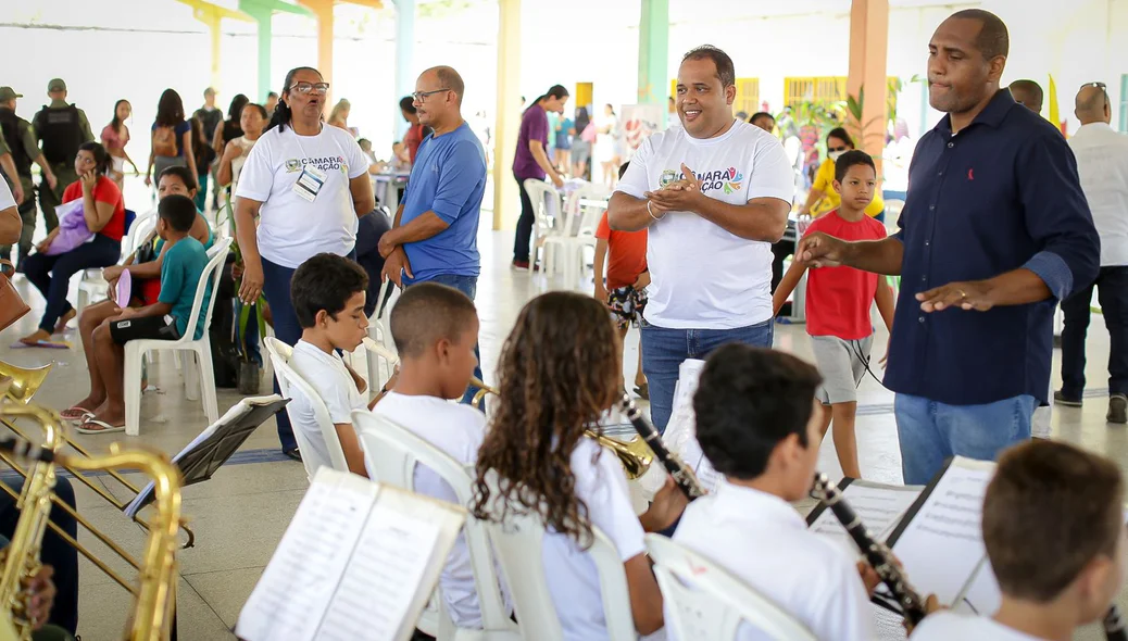 Enzo Samuel prestigiando a apresentação das crianças
