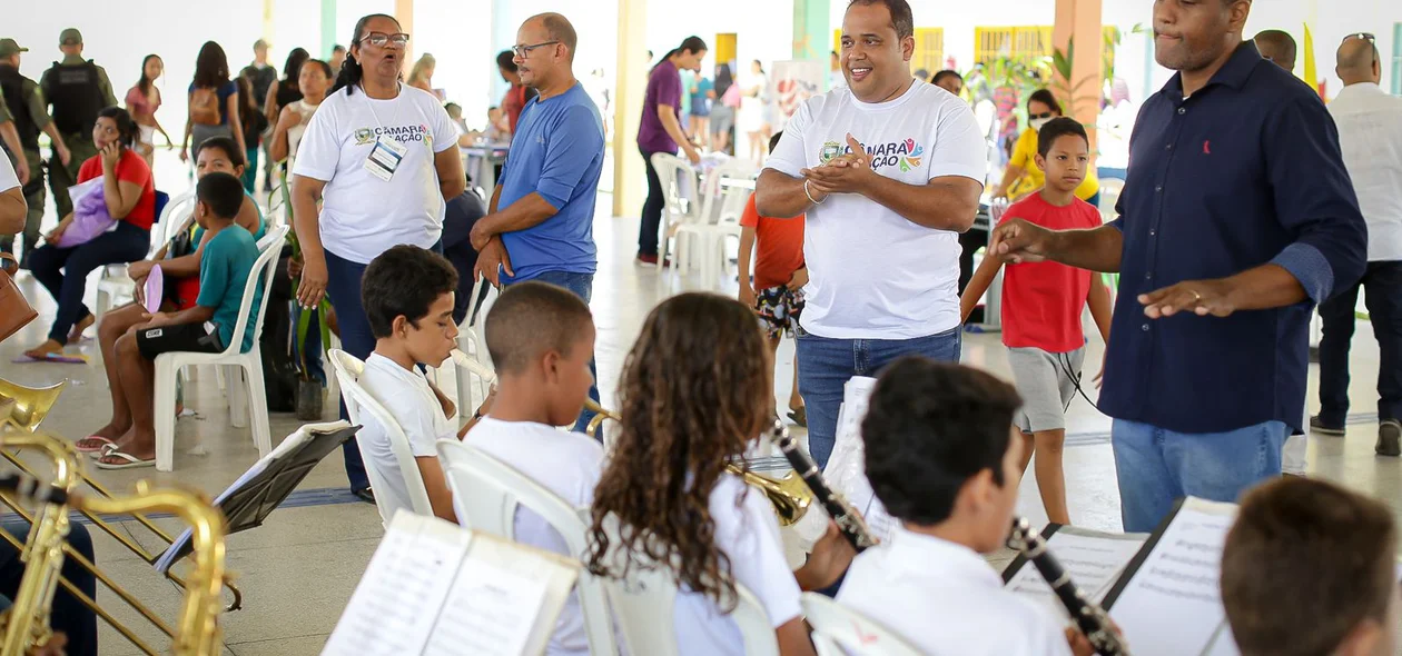 Enzo Samuel prestigiando a apresentação das crianças