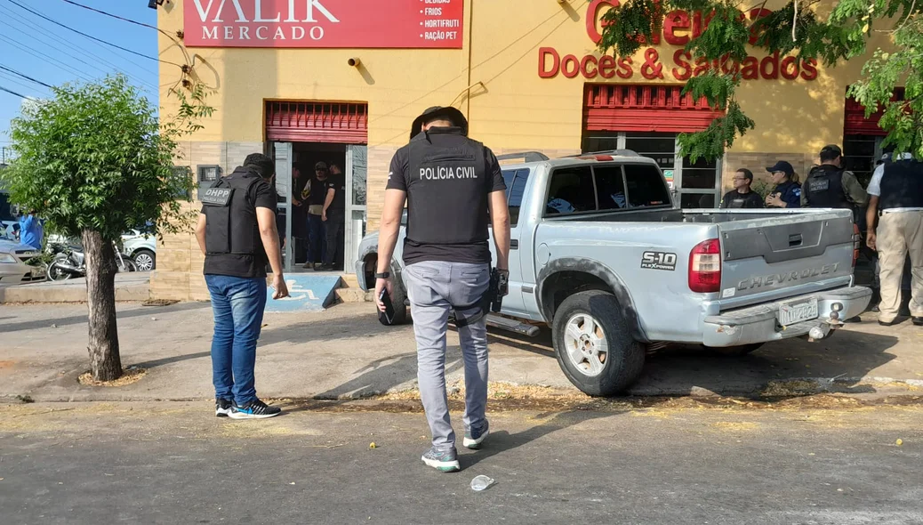 Equipes da Polícia Civil no local do crime