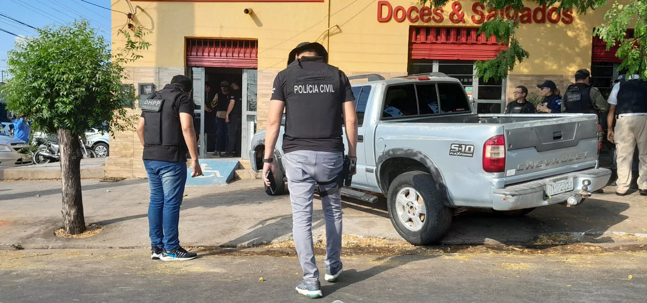 Equipes da Polícia Civil no local do crime