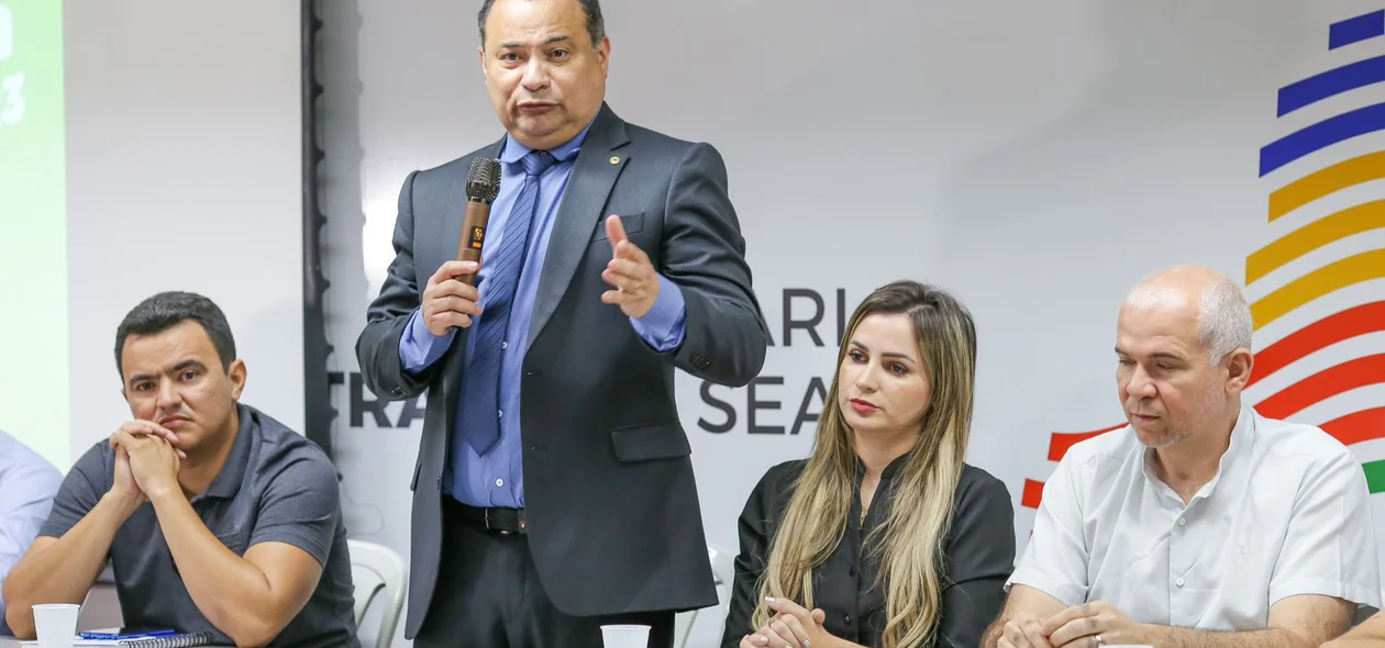 Evaldo Gomes discursando na solenidade de assinatura dos termos do Bolsa Atleta