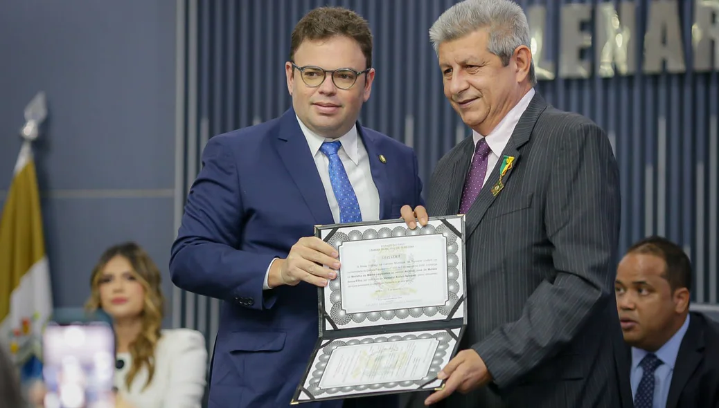 Ex-governador Zé Filho recebendo homenagem