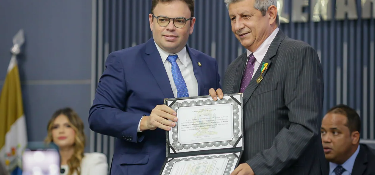 Ex-governador Zé Filho recebendo homenagem