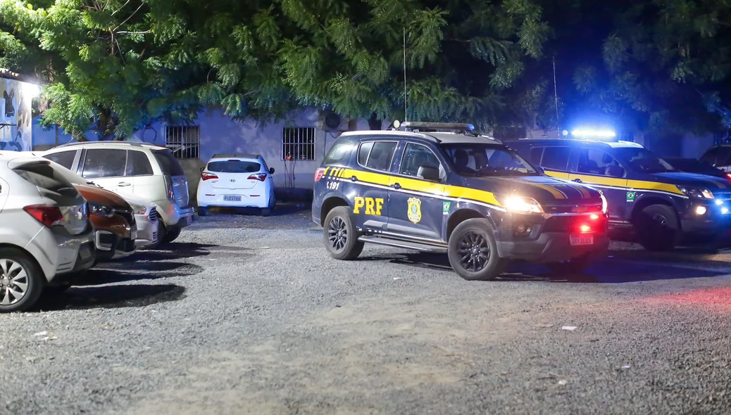 Faccionados chegaram em viaturas da PRF