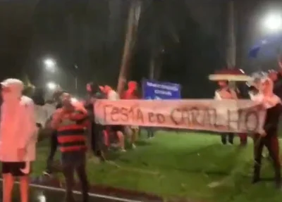 Faixa exibida na frente do local da festa de aniversário de Gabigol