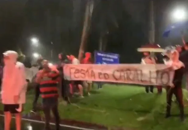Faixa exibida na frente do local da festa de aniversário de Gabigol