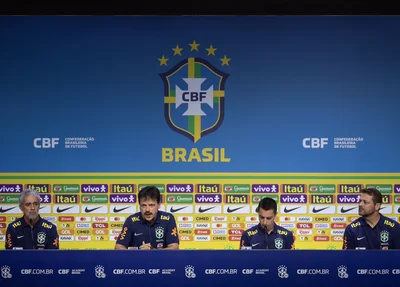 Fernando Diniz e seus auxiliares na convocação