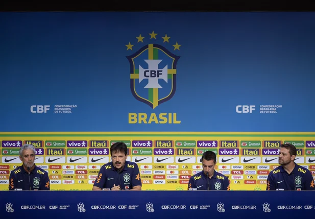 Fernando Diniz e seus auxiliares na convocação