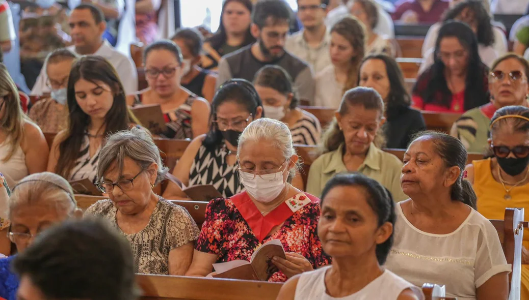 Fiéis durante a missa